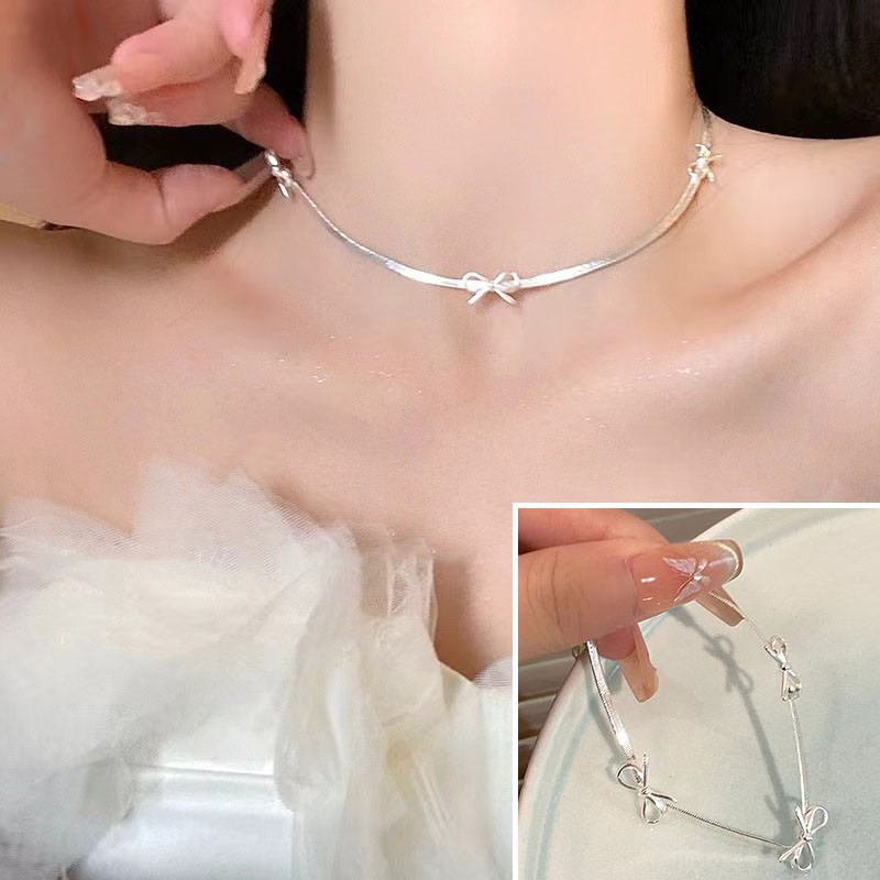 Vòng cổ nơ bạc tinh tế, phù hợp cho phụ kiện thời trang sang trọng.