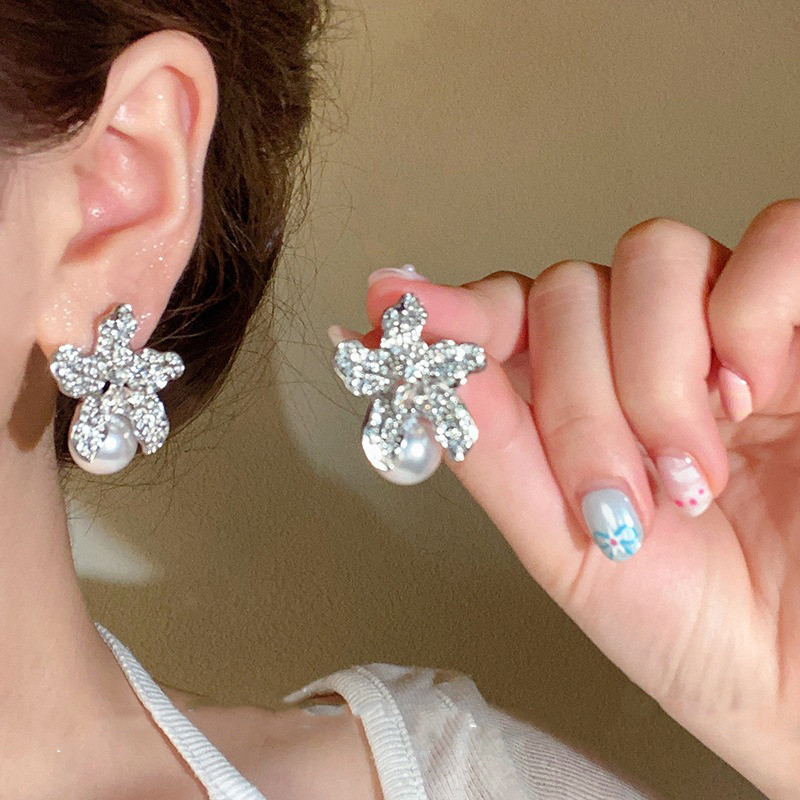 Bông Tai Hàn Quốc Kim Cương Zircon và Hoa Ngọc Trai Lily - Quà Tặng Sinh Nhật Cho Sinh Viên