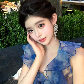 Charm đính hoa kim cương và bông tai tua rua, phong cách dài phù hợp với khuôn mặt, thiết kế nhỏ nhắn