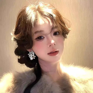 Charm đính hoa kim cương và bông tai tua rua, phong cách dài phù hợp với khuôn mặt, thiết kế nhỏ nhắn