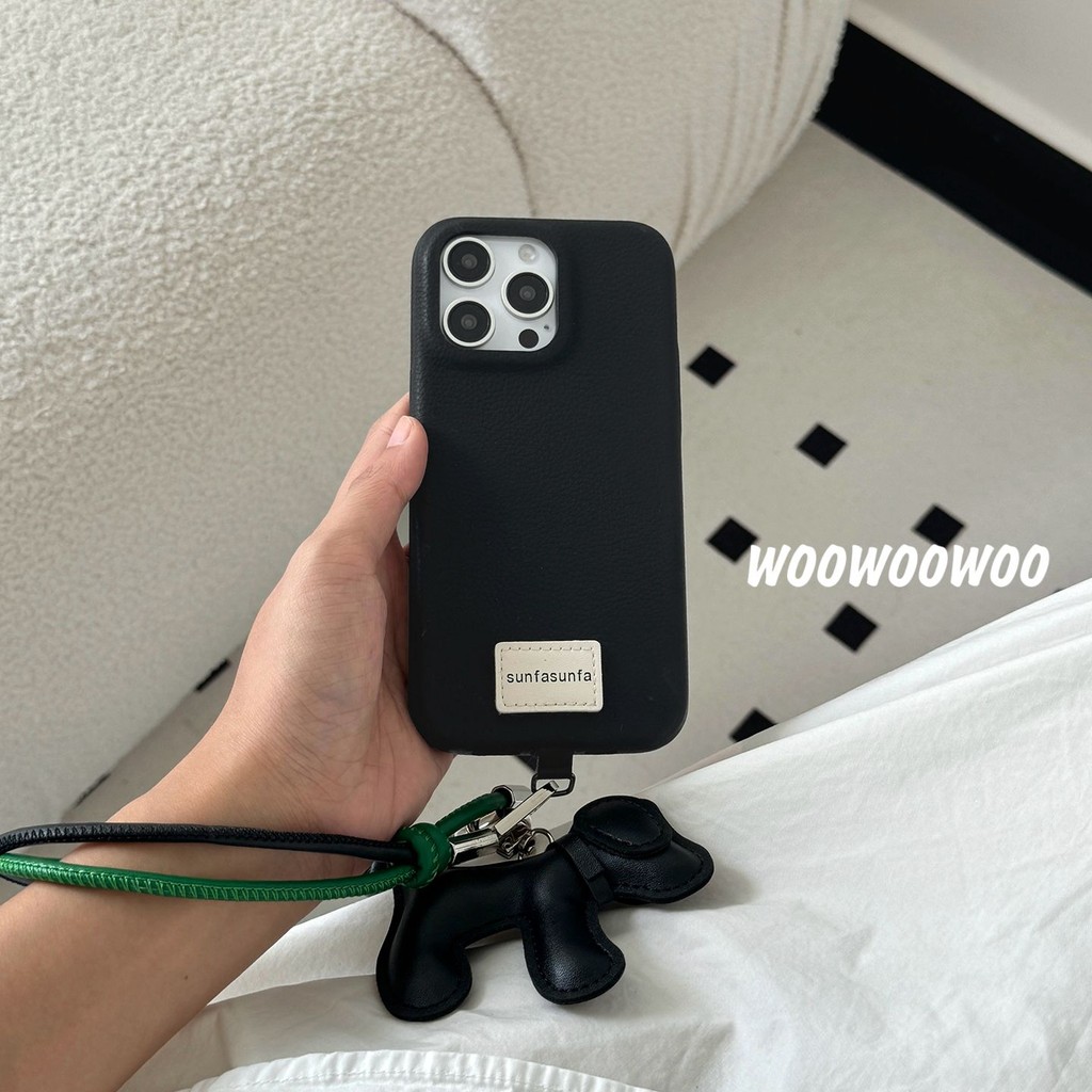 Ốp điện thoại iPhone họa tiết da màu tía dành cho nữ mới Vỏ mềm lỗ lớn bằng da giả + Mặt dây chuyền cho chó bằng da + Nhãn + Dây ngắn