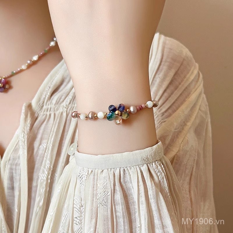 Vòng tay ngọc trai hoa năm cánh màu sắc đa dạng, ánh sáng sang trọng