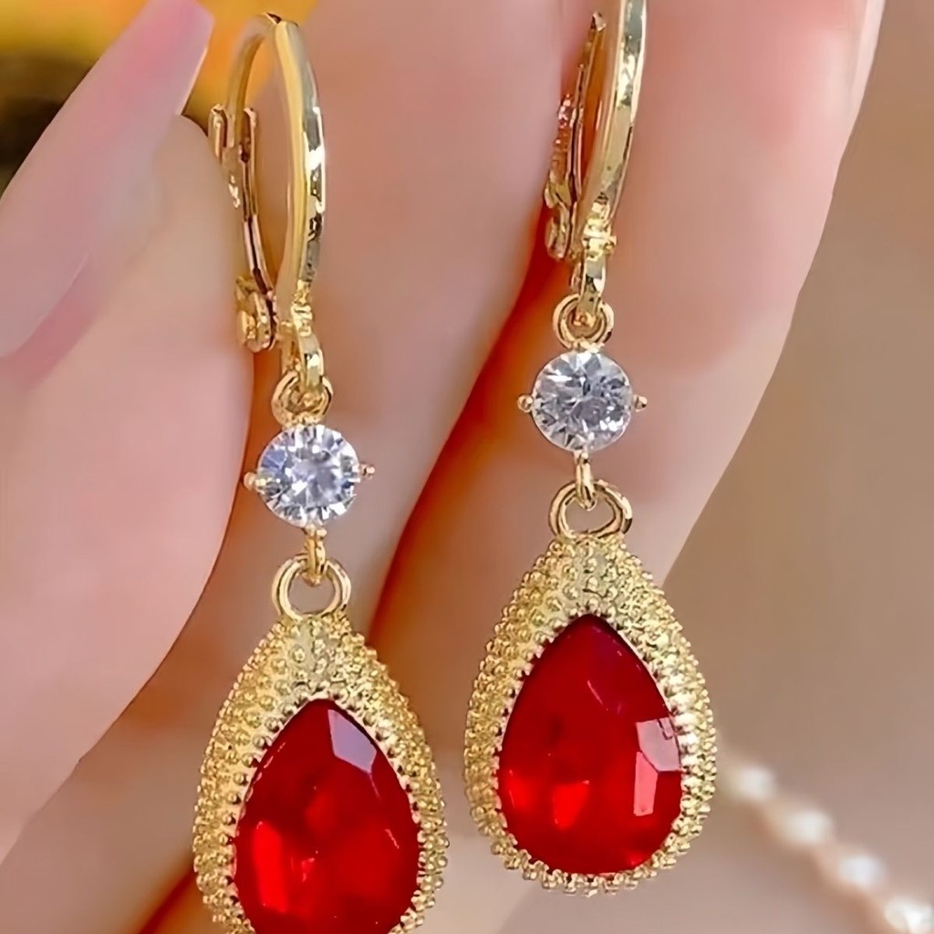 Bông tai nữ thanh lịch với pha lê và kim cương màu đỏ, phù hợp cho các bữa tiệc sang trọng