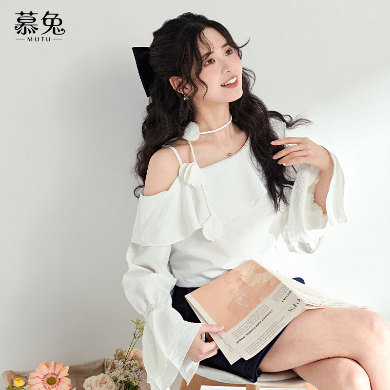 Mutu Phong Cách Pháp Off-the-Shoulder Dài Tay Áo Sơ Mi Trắng Nữ Mùa Xuân 2026 Phong Cách Mới Thiết Kế Niche Xù Top