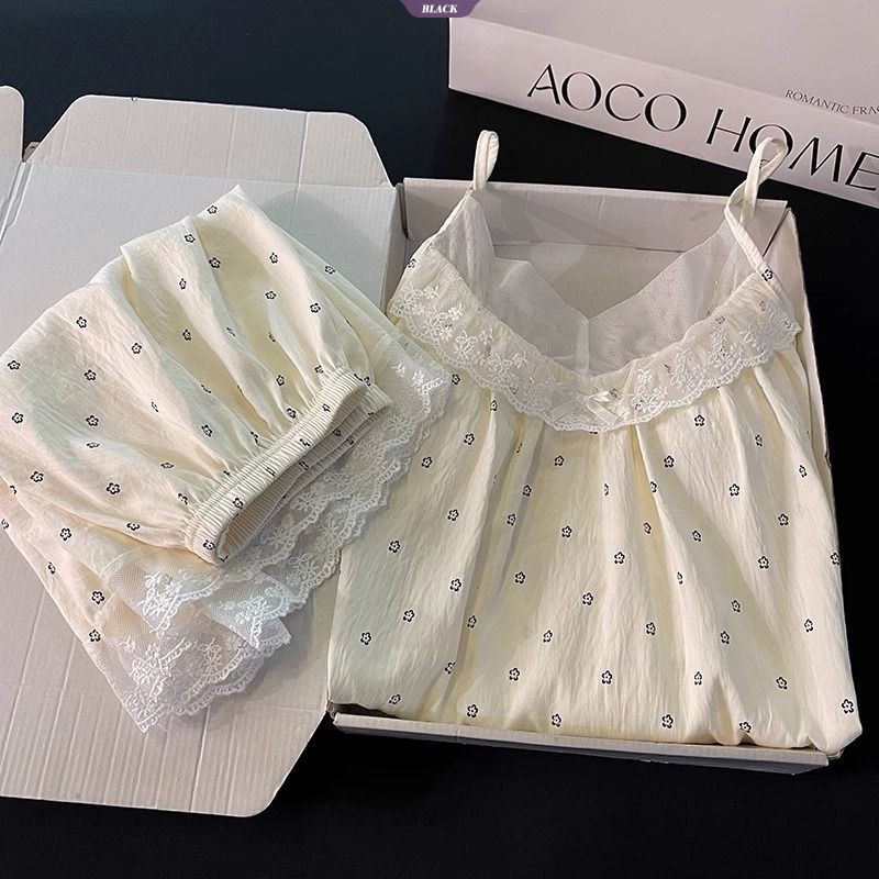 Bộ đồ ngủ hoa nhỏ ngọt ngào với miếng lót áo ngực và quần short gợi cảm, phù hợp cho sinh viên mùa hè