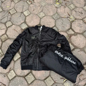 Áo Khoác Dê Gà Khóa Kéo Ngực Logo Sắt Lưng Thêu Tay Rút Chun KCloset Áo Bomber Gió 2 Lớp Dày Dặn Dáng Rộng Nam Nữ NA953