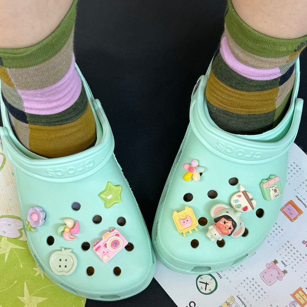Phụ kiện giày Crocs Bubble Mart, charm hoa Crybaby dễ thương, phù hợp cho giày lỗ, có thể tháo rời