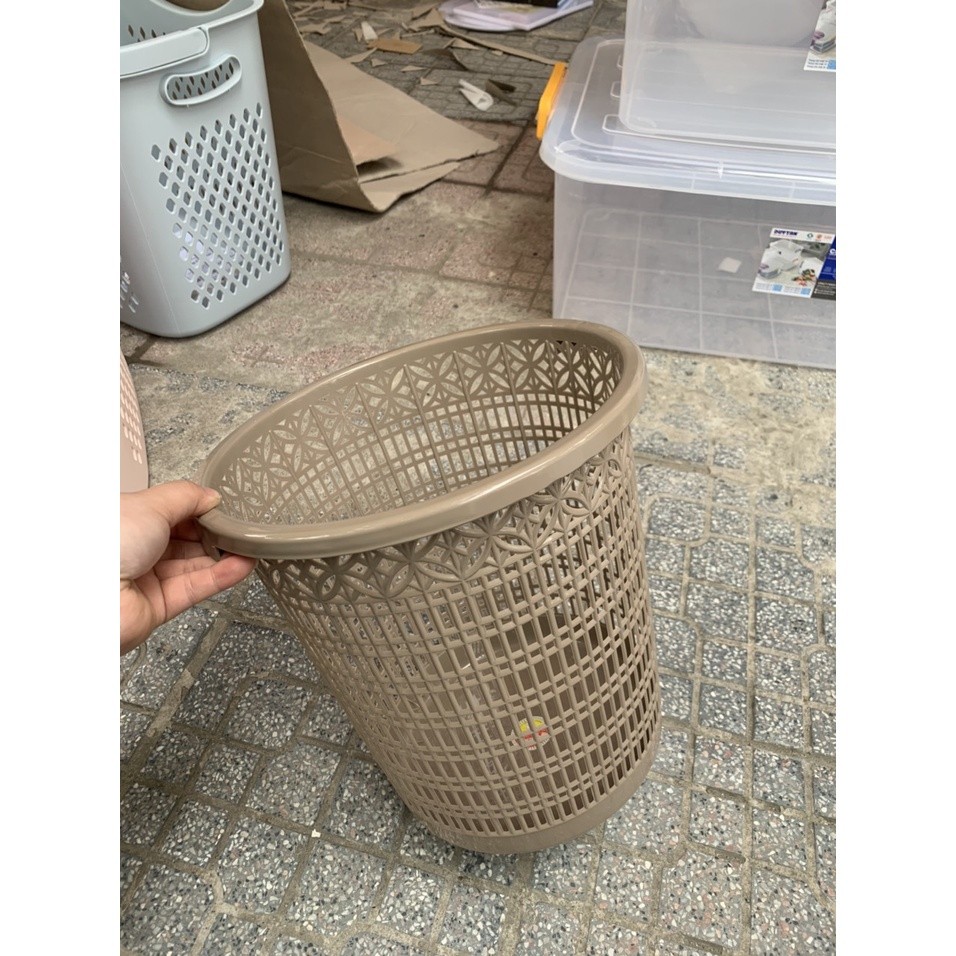Sọt rác nhựa có quai xách hoa đồng tiền Việt Nhật (5147). Kích thước: 26.5 x 17.5 x 27.5cm