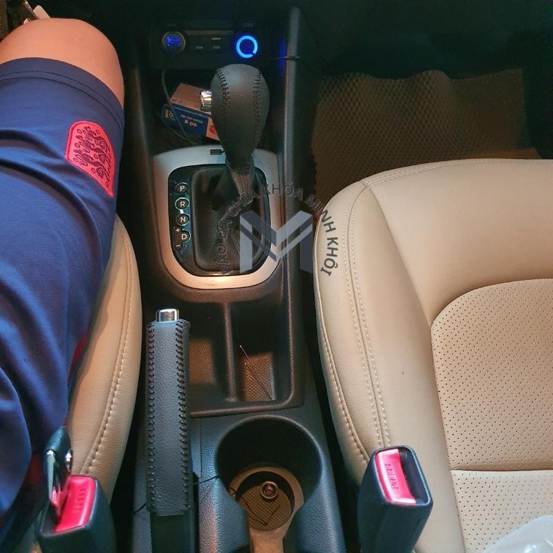 Bọc cần số - phanh tay ô tô KIA Rio, Forte 2011 - 2015 AT da nhập khẩu, khâu thủ công