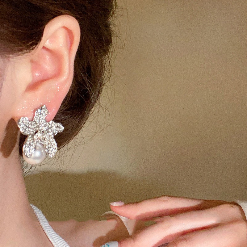 Bông Tai Hàn Quốc Kim Cương Zircon và Hoa Ngọc Trai Lily - Quà Tặng Sinh Nhật Cho Sinh Viên