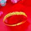 Vòng tay nữ mạ vàng, mô phỏng cát vàng, phù hợp làm trang sức đám cưới với phong cách vintage thanh lịch.