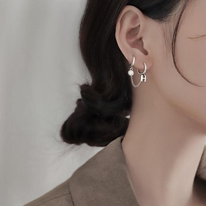 S925 Sterling bạc chữ H Khóa hai tai nữ thiết kế thích hợp đơn giản hoa tai nhiều lỗ hoa tai cá tính Hoa tai hợp thời trang