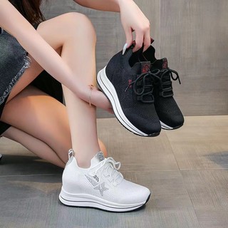 Giày thể thao thông thường Giày nữ Hàng có sẵn Khuyến mãi Lưới Giày thoáng khí Giày mềm mại thoải mái Giày vừa vặn Bay dệt bên trong Giày vải tăng chiều cao Giày thể thao Giày nữ thời trang Bố phù hợp