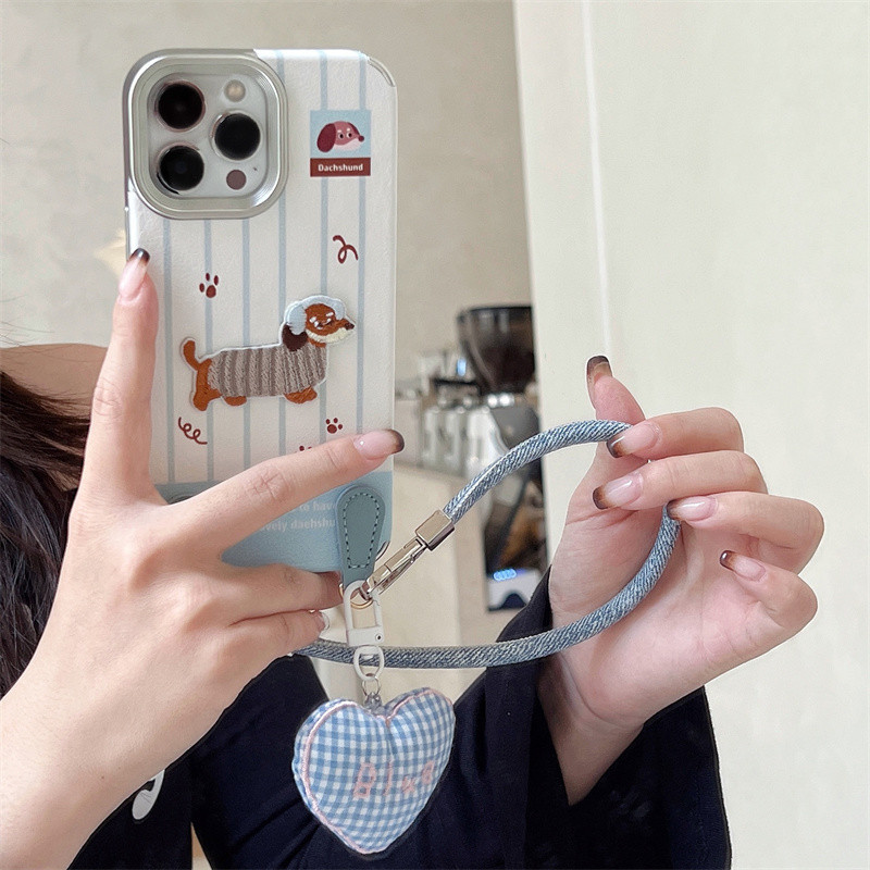 【✨Spot】[Vỏ điện thoại hình chó Dachshund thêu + Dây buộc]  iPhone 16promax /15Plus /14pro, chống sốc