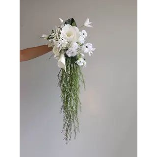 Bó hoa mô phỏng thác nước tắng xanh  cao cấp, chụp ảnh cưới phong cách trẻ trung, xinh xắn CEVERIA