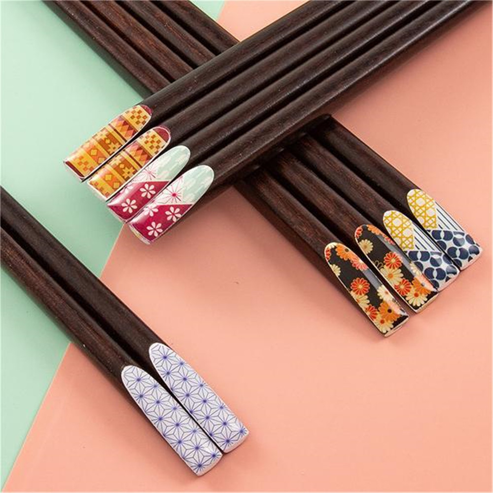 Đũa có hoa văn họa tiết dễ bị bong tróc hoặc phai màu