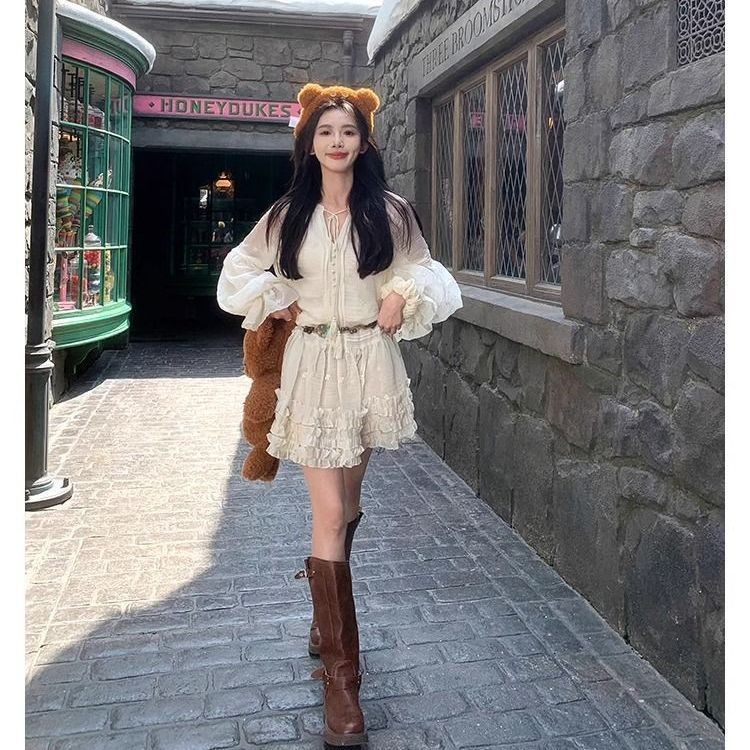 [YU]Đầm ngắn tay đèn lồng màu trắng, phong cách ngọt ngào, ôm dáng, nữ tính và tinh tế.