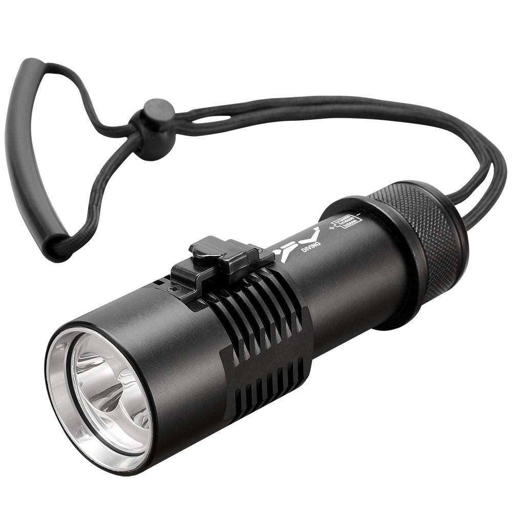 Đèn pin lặn chống nước XHP160 với 3 chế độ ánh sáng trắng và vàng, sử dụng được đến 800m dưới nước.