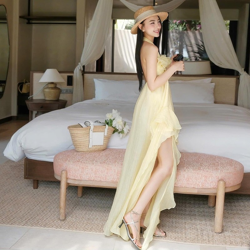 Váy dây tắt tay thiết kế shirred bất đối xứng thanh lịch, phù hợp mùa hè biển và ngày lễ