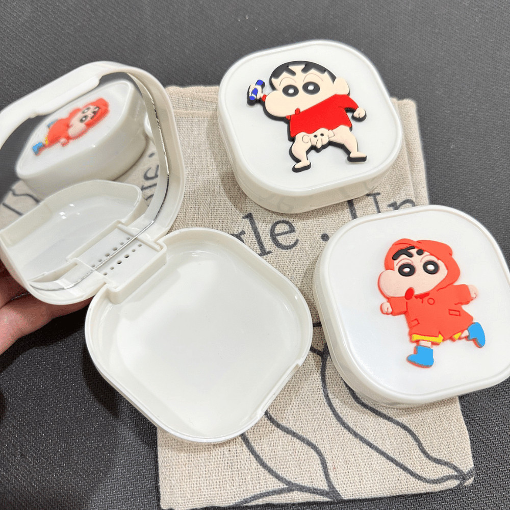 Khay Đựng Niềng Răng Hình Shin Hộp Đựng Hàm Duy Trì Pochacco Có Gương Nắp Đậy Hoạt Hình Nổi Dễ Thương