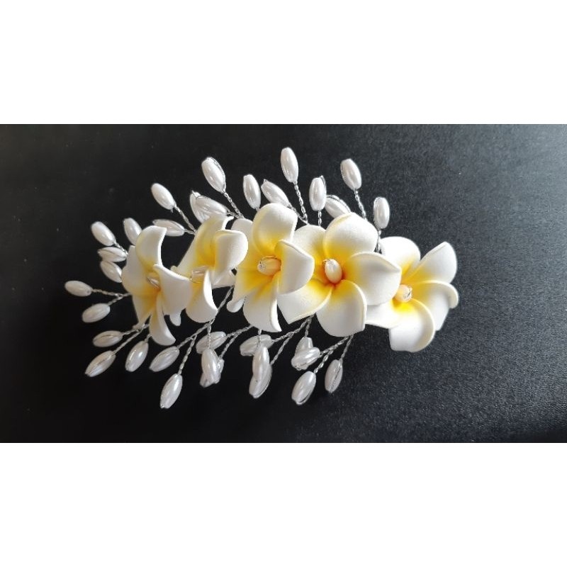 cài tóc hoa sứ (hoa đại) dùng để biểu diễn văn nghệ, được kết đá lấp lánh hạt trai nhựa siêu dễ thương