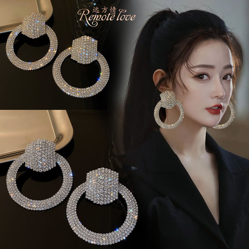 Bông tai từ xa phóng đại hình vòng tròn full kim cương, cá tính và sang trọng E127125.7.8