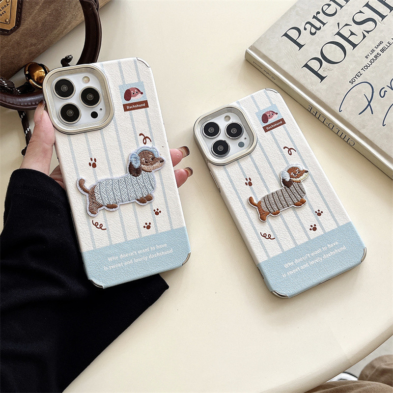【✨Spot】[Vỏ điện thoại hình chó Dachshund thêu + Dây buộc]  iPhone 16promax /15Plus /14pro, chống sốc