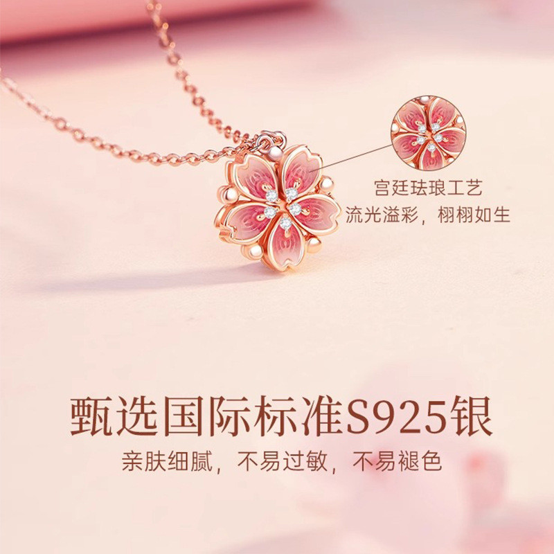 Vòng cổ nữ hoa đào sang trọng với ánh sáng tinh tế và dây xích cao cấp
