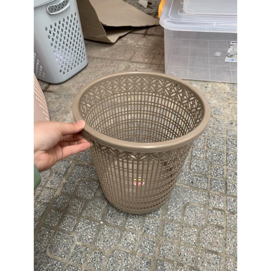 Sọt rác nhựa có quai xách hoa đồng tiền Việt Nhật (5147). Kích thước: 26.5 x 17.5 x 27.5cm
