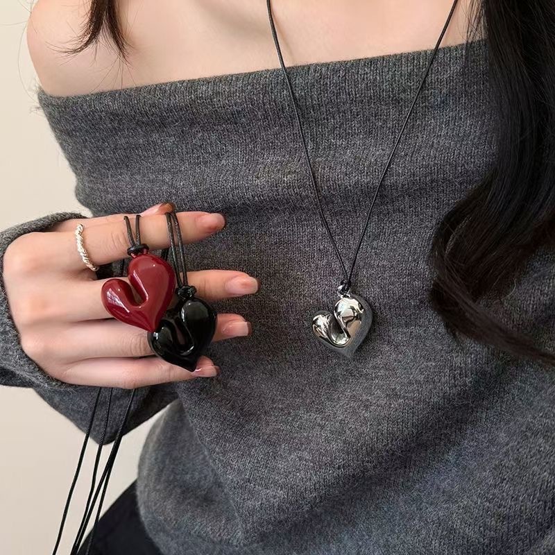 Dây chuyền áo len có dây đen, mặt dây chuyền hình trái tim đơn giản