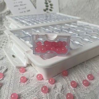 Giá đỡ hạt trong suốt đa năng KRA có túi riêng để phân loại màu sắc và kích thước thanh lịch hiệu quả tại nhà