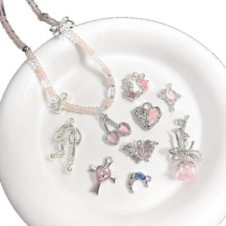 Đeo đẹp với dây chuyền handmade thiết kế hoa hồng và bướm anh đào, phù hợp làm phụ kiện cho điện thoại di động