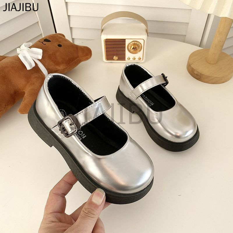 Giày Da Đế Mềm Màu Bạc Mũi Tròn Chống Trượt Dễ Thương Cho Bé Gái Giày Thời Trang Trẻ Em Giày Đi Học Màu Đen Giày Công Chúa Lolita Nhật Bản Giản Dị Cổ Điển Korean Fashion Cosplay Platform Mary Jane Doll Shoes Giày Bệt Bằng Da Bóng Của Anh Giày Búp Bê