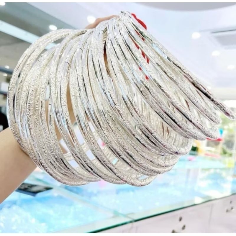 Vòng kiềng bạc đeo cổ có hoa văn dùng kết hợp áo dài để chụp ảnh, vòng kiềng dân tộc tày nùng dùng để biểu diễn văn nghệ