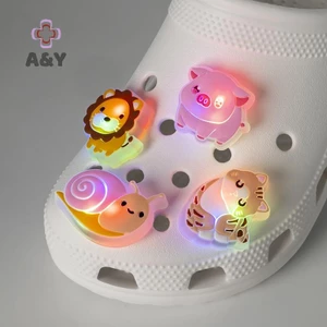 A & Y LED Ánh Sáng Động Vật Giày Quyến Rũ Hamster Màu Hồng Lợn Trang Trí Giày Chân Nữ Quà Tặng Chó Chim Cánh Cụt Clog Phụ Kiện.