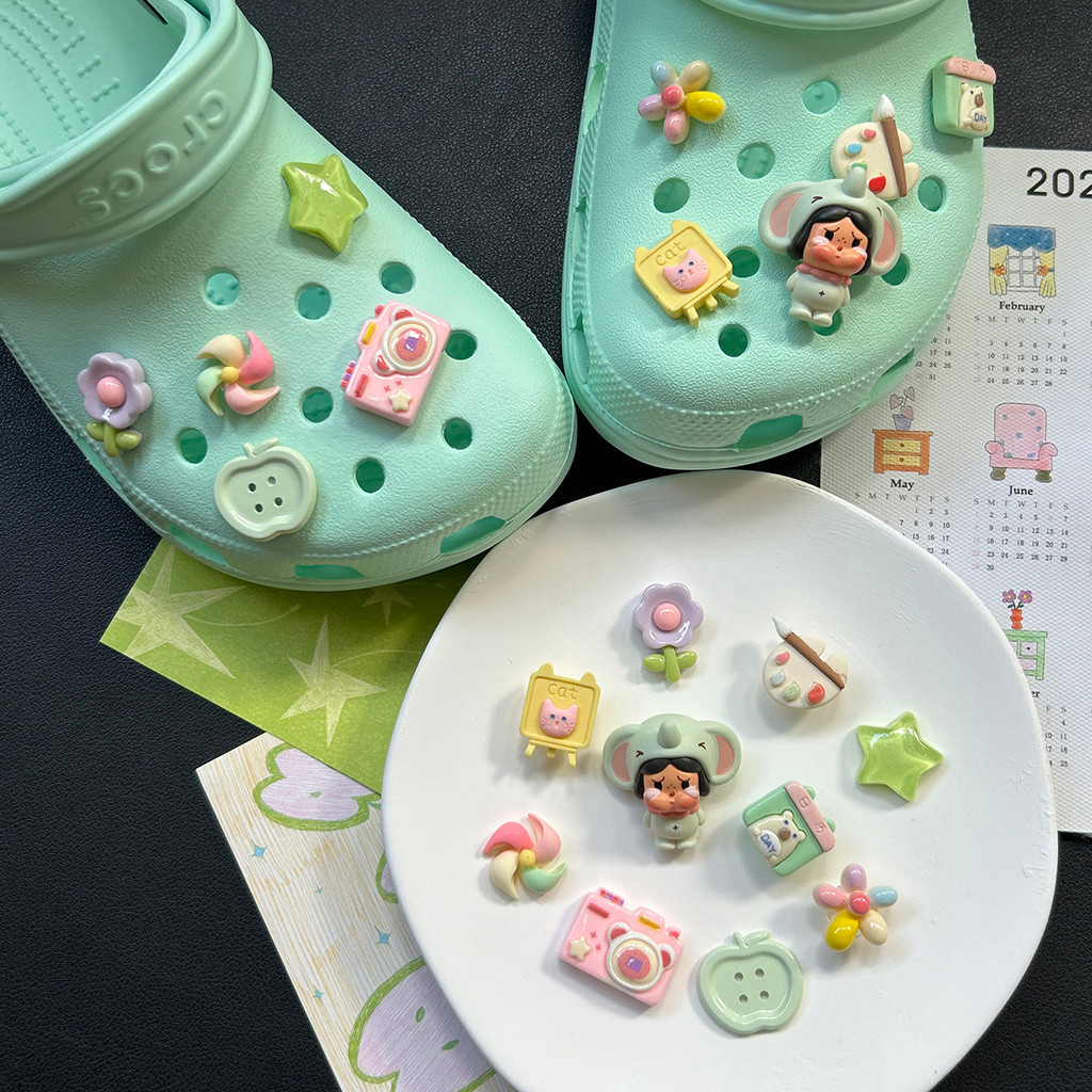 Phụ kiện giày Crocs Bubble Mart, charm hoa Crybaby dễ thương, phù hợp cho giày lỗ, có thể tháo rời