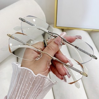 Kính mắt nữ không khung với gọng nhỏ và mặt phẳng trơn, phù hợp cả ngày và tạo vẻ thời thượng