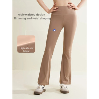 Quần thể thao chân rộng mỏng cao cấp, co giãn tốt, chất liệu polyester và spandex.