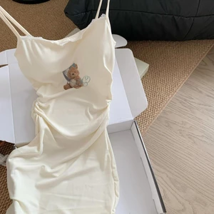Cửa Hàng Hoạt Hình Gấu Váy Ngủ Nữ Slim-fit Ôm Hơn Nhìn Túi Đeo Mông Phong Cách Ngọt Ngào Váy Bé Gái Dịch Vụ Tại Nhà
