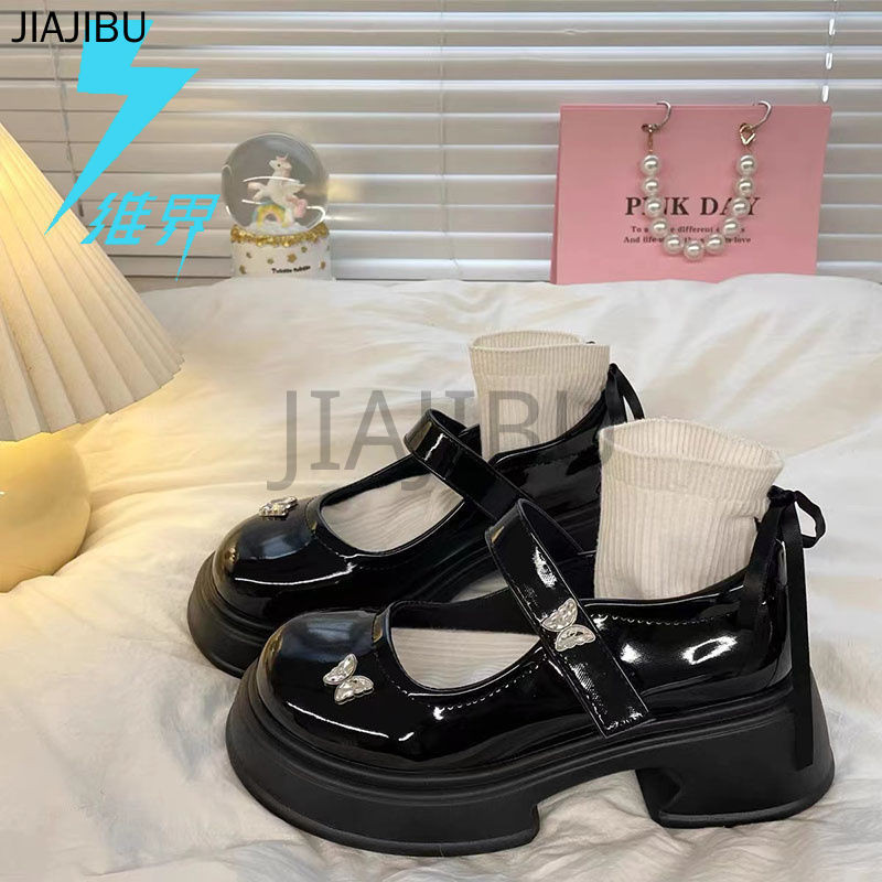 Giày Da Nhỏ Mũi Tròn Chống Trượt Phong Cách Anh Có Gót Dày Giày Nữ Chất Lượng Cao Giày Lolita Hình Bướm Kim Loại JK Nhật Bản Korean Fashion Platform White Mary Jane Shoes Giày Cao Gót Đi Học Màu Đen French Soft-soled Cosplay Doll Shoes Giày Búp Bê