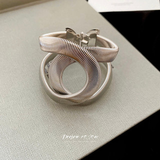 Vòng tay quấn xoắn họa tiết kim loại, phong cách châu Âu và Mỹ, phù hợp cho nàng cá tính trendy