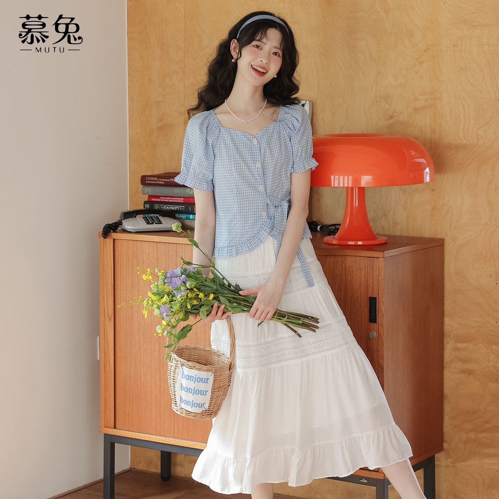 Bộ đồ Mutuke ngọt mặn gồm áo sơ mi kẻ sọc tay ngắn trắng và váy chữ A cao hai mảnh phù hợp mùa hè