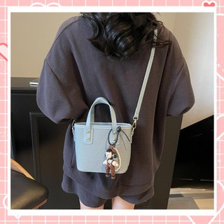 Túi xách nữ Liistore đeo chéo thời trang dáng làn kèm móc khóa búp bê dễ thương K299