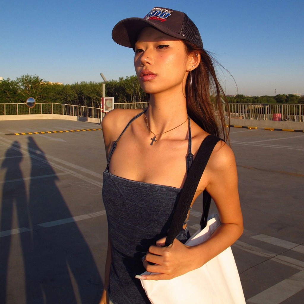 Cutenew Áo Dây Chắc Chắn Tắt Tay Áo Lưng Cá Tính Skinny Niche Nóng Gà Con Giảm Béo Eo Thời Trang Tính Khí Phong Cách Nóng Mới