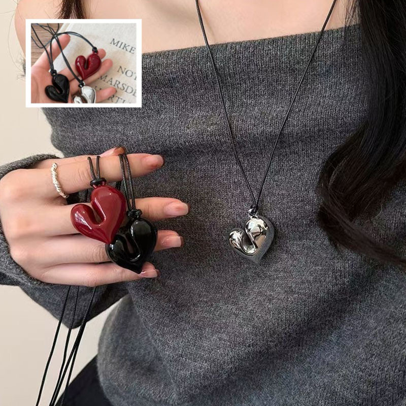Dây chuyền áo len có dây đen, mặt dây chuyền hình trái tim đơn giản