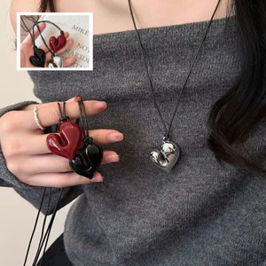 Dây chuyền áo len có dây đen, mặt dây chuyền hình trái tim đơn giản
