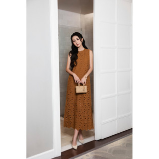 SWANLAKE | Váy Đầm Nữ Sát Nách Maxi Suông Xẻ Tà Vải Cotton Thêu Đục Lỗ Có Lót Cổ Tròn Có Túi D11719
