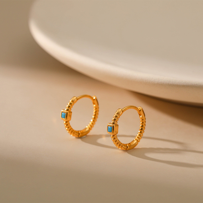 Bông tai vòng Huggie mạ vàng cho nữ, thiết kế đơn giản với đá Cubic Zirconia, phù hợp làm trang sức hàng ngày