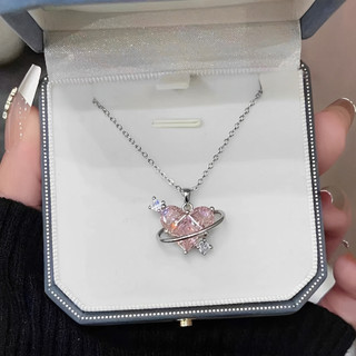 Vòng cổ hình trái tim sang trọng với mặt dây chuyền sáng bóng, phù hợp làm quà tặng cho cô dâu và các sự kiện quan trọng