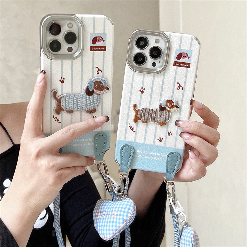 【✨Spot】[Vỏ điện thoại hình chó Dachshund thêu + Dây buộc]  iPhone 16promax /15Plus /14pro, chống sốc